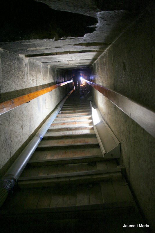 Passadis d'accés a l'interior de la Piràmide Roja